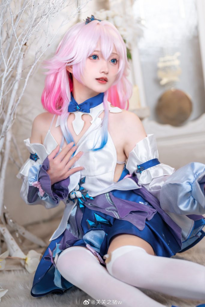 天光渐暗，暮色里遗漏了一丝蓝，星辰便从中亮起。-星空知